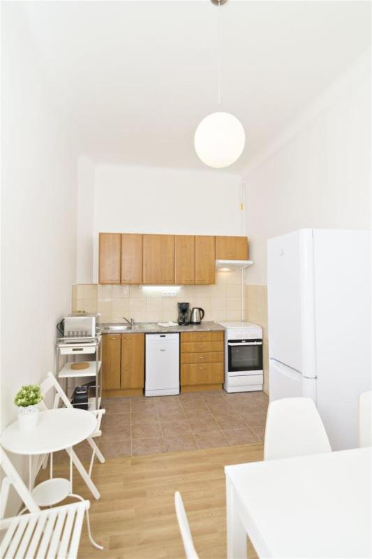 With 2 Bathrooms- 5 Minutes From Old Town - 102 M2 * Praga